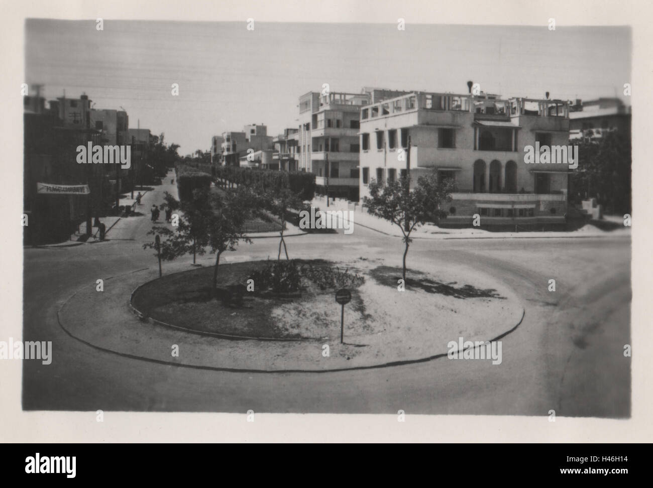 Boulevard Sultan Hussein in Ismailia Ägypten mit Stadtgebäuden im Hintergrund. Fotografiert im Jahr 1952 Stockfoto