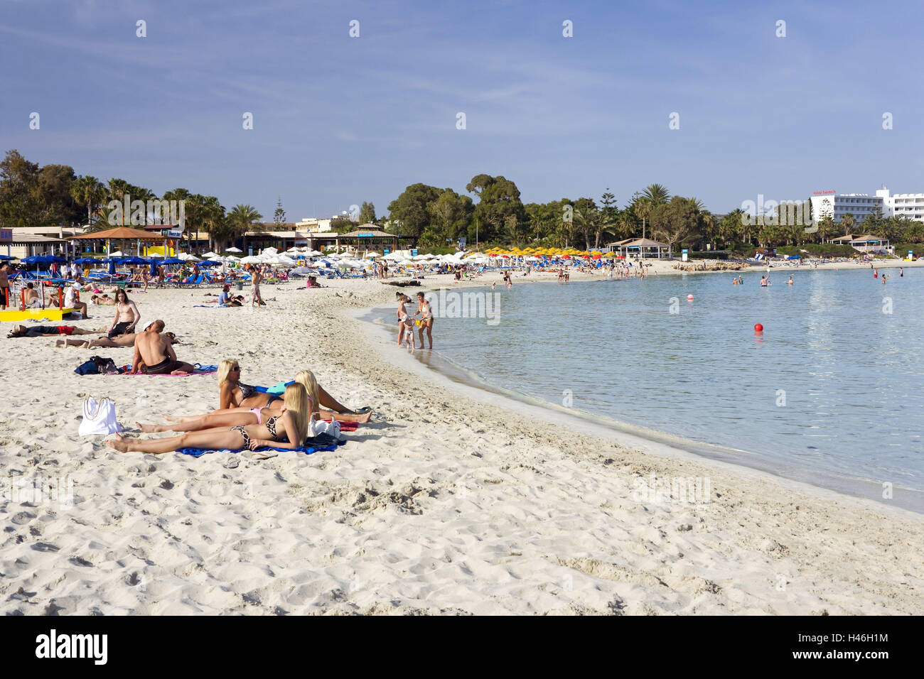 Touristen, Nissi Beach, Agia Napa, Zypern Süd-Zypern, Nissistrand, Strand, Sandstrand, Sand, Strand, Mittelmeer, Sommer, Urlaub, Urlauber, Badegäste, Tourismus, Sonnenbaden, Schwimmen, Menschen, Reiseziele, Stockfoto