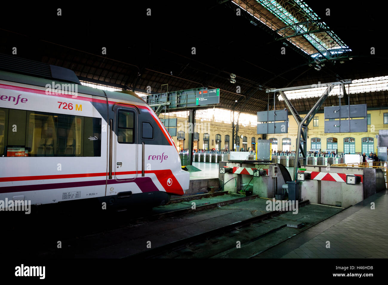 RENFE Zug und Puffer an der North Station Estación del Norte-Valencia Stockfoto