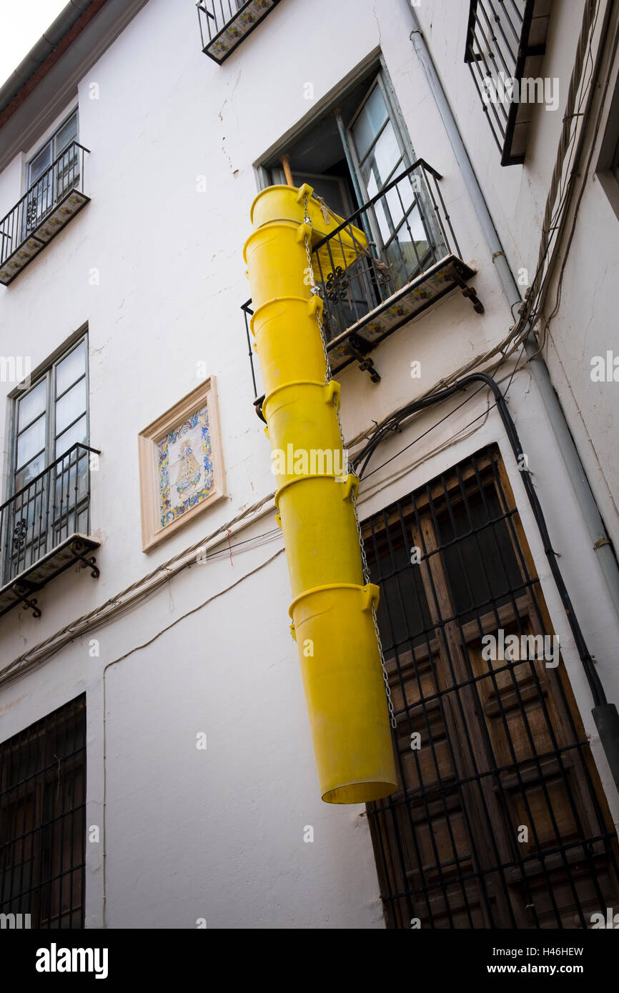 Gelb, Abfall Bauschutt Rutsche an der Außenseite des spanischen Gebäude bauen Stockfoto