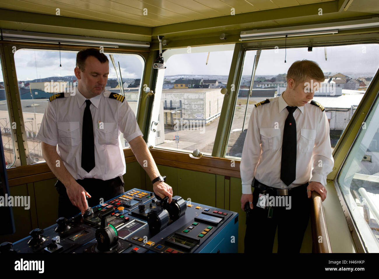 Norwegen Hurtigruten Schiffe Offizier Kapitan Ms Kong Harald Brucke Stockfotografie Alamy