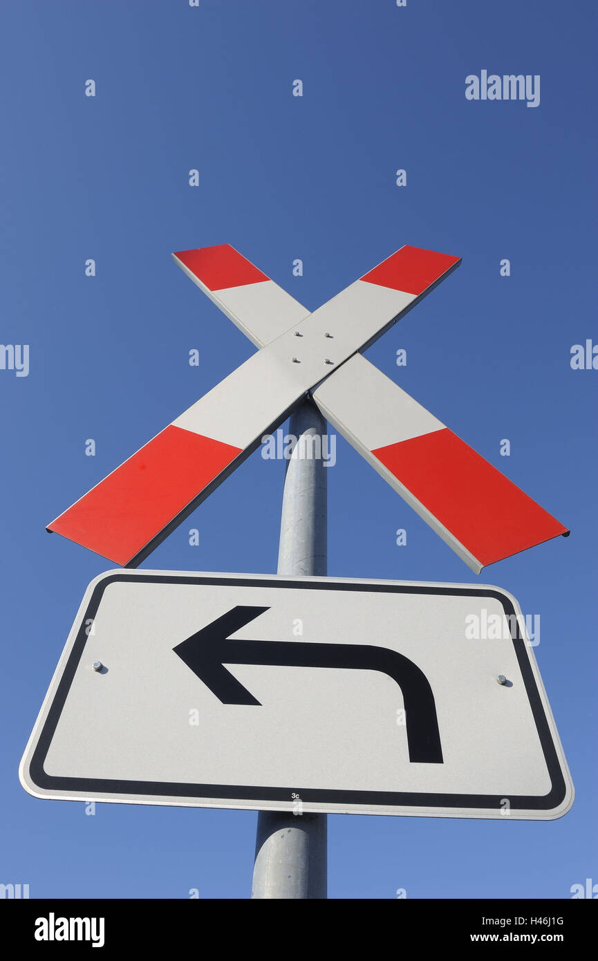 Andreaskreuz, Straßenschild, Himmel, Pfeil, blau, Stockfoto