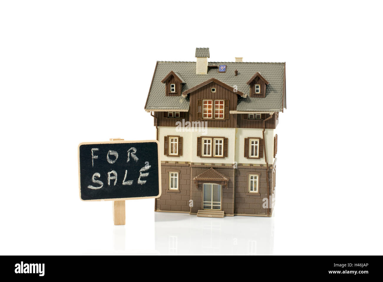großes Hausmodell isoliert auf weiss zu verkaufen Stockfoto