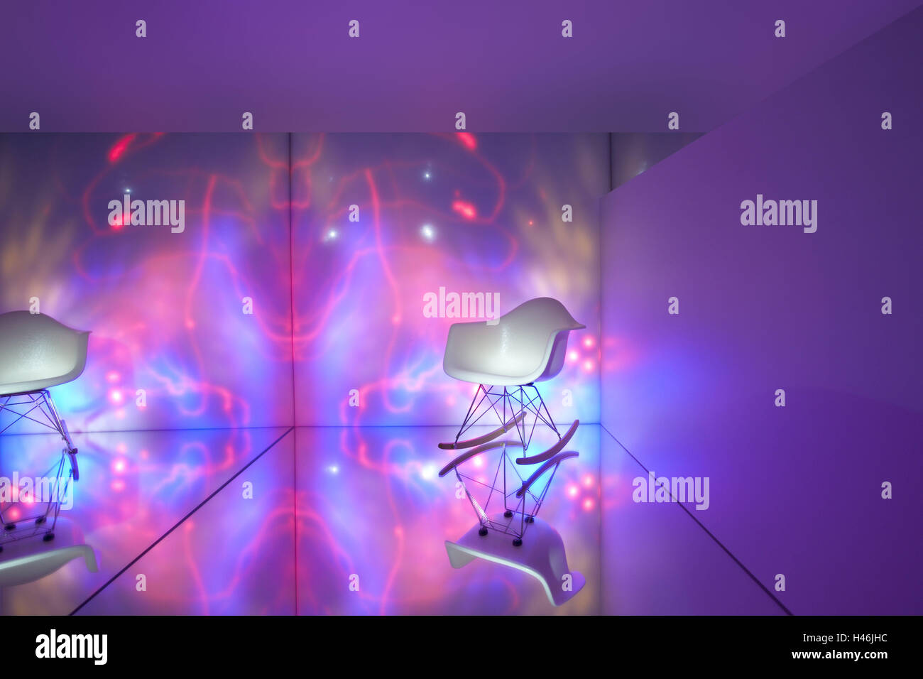 Zimmer Lichtobjekte Rocking Stuhl Modern Design Spiegelung Innenaufnahme Reflektor Wande Boden Licht Proben Strahlend Rosa Lila Stuhl Individuell Einrichten Wohnen Designerstuhl Designerstuck Mobel St Mobel Stuck Sitzmobel Hell