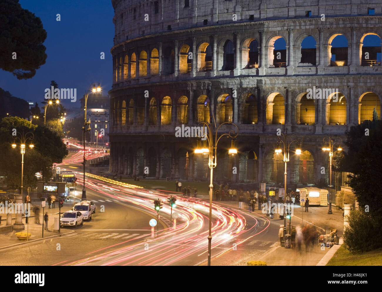Italien, Rom, Kolosseum, Via dei Fori Imperiali, Abend, Stockfoto