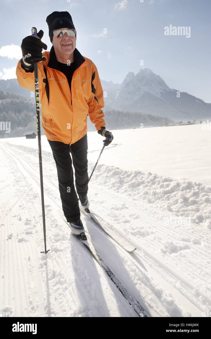 Senior, Langlauf, Wintersport, Berglandschaft, Zugspitze, Garmisch-Partenkirchen, Bayern, Deutschland, Menschen, sport, sportlich, aktiv, Fit, Fitness, Langlaufen, Skilangläufer, Langlaufloipe, Landschaft, Berge, Zugspitze-Massivs, Waxenstein, winter Sport Ort, Ski-Ort, Winter, Neuschnee, Bewegung, Aktivität, Spaß, glücklich, motiviert, Herz Kreislauf, Gesundheit, gesund, Senioren, alte Menschen, aktiv, Werdenfels, Oberbayern, Stockfoto