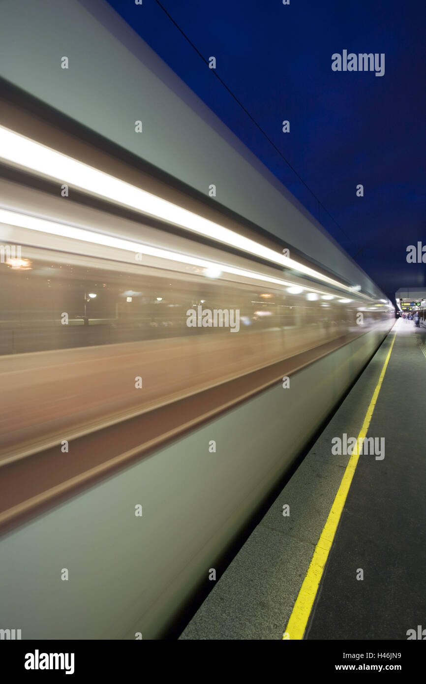photo Alterlaa U6 https www alamy de stockfoto osterreich wien alt erlaa liesing u bahn u6 strasse reise plattform unscharfe 123077621 html