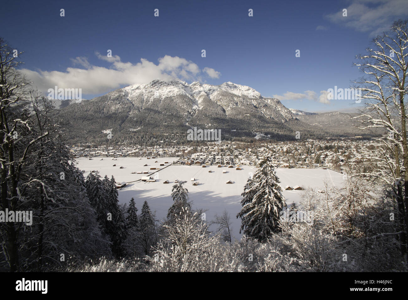 Deutschland, Bayern, Garmisch-Partenkirchen, lokale Übersicht, Berge, Kramer, Winter, Upper Bavaria, Werdenfels, platzieren, Garmisch, Bezirk, Häuser, Felder, Kramergebirge, Kramerspitz, Jahreszeiten, Urlaub, Resort, Resort, Schnee, Blick auf die Stadt, Übersicht, Stockfoto