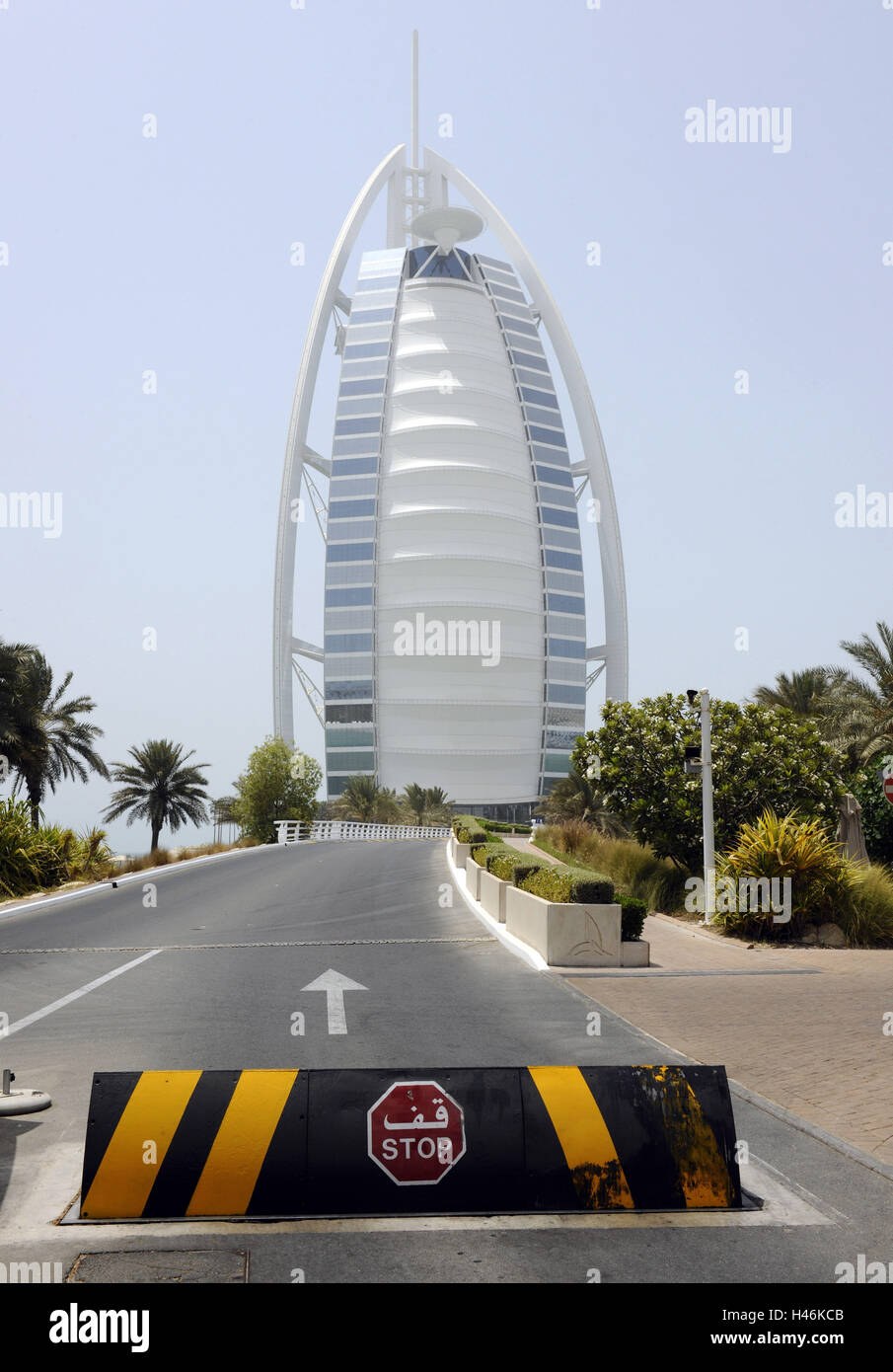 Hotel Burj Al Arab, Palmen, Straße, Barriere, Dubai, Vereinigte Arabische Emirate, Stockfoto