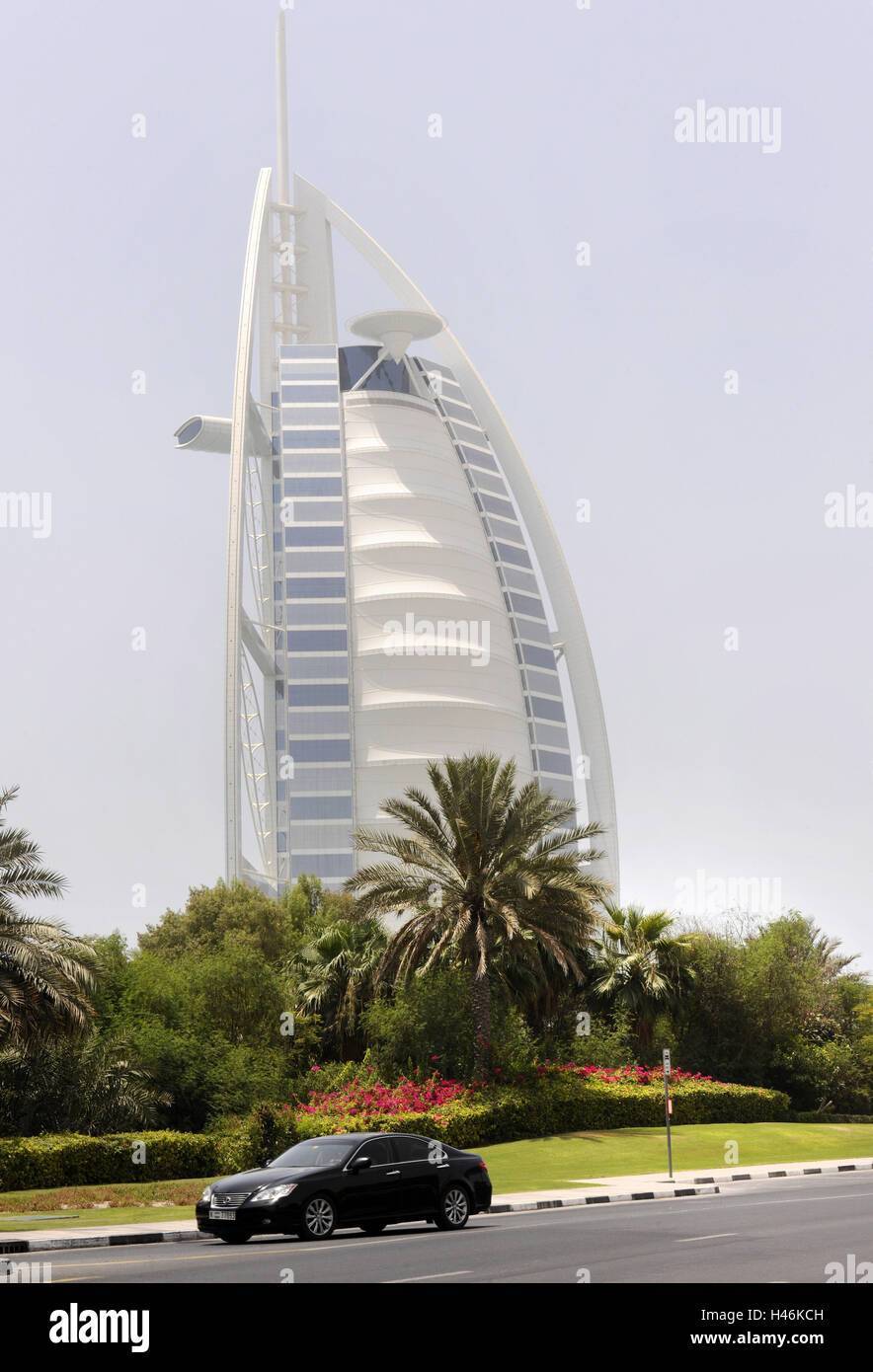 Hotel, Burj Al Arab, Palmen, Auto, Dubai, Vereinigte Arabische Emirate, Stockfoto