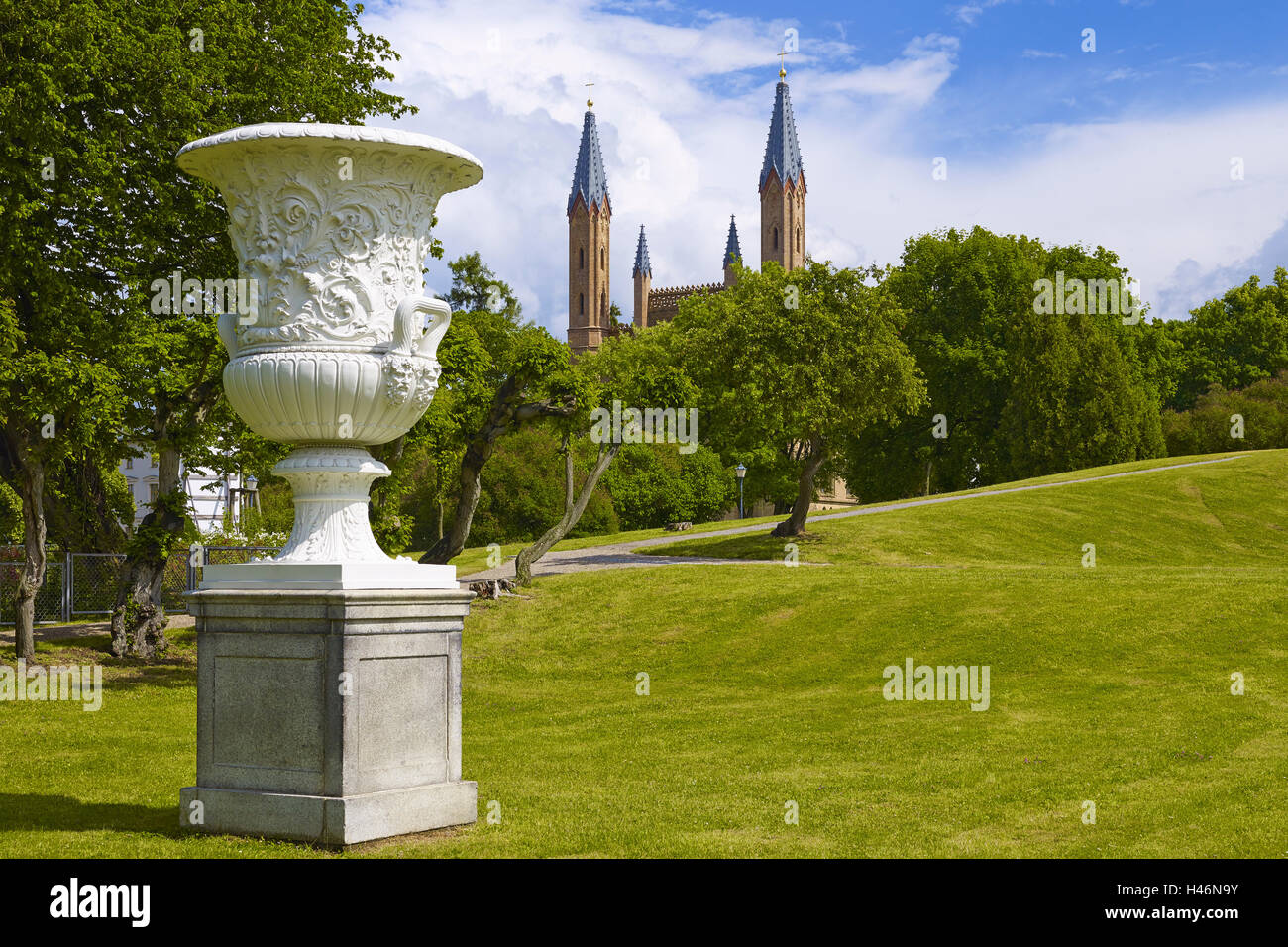 Vase mit Schlosskirche im Palace Gärten Neustrelitz, Deutschland