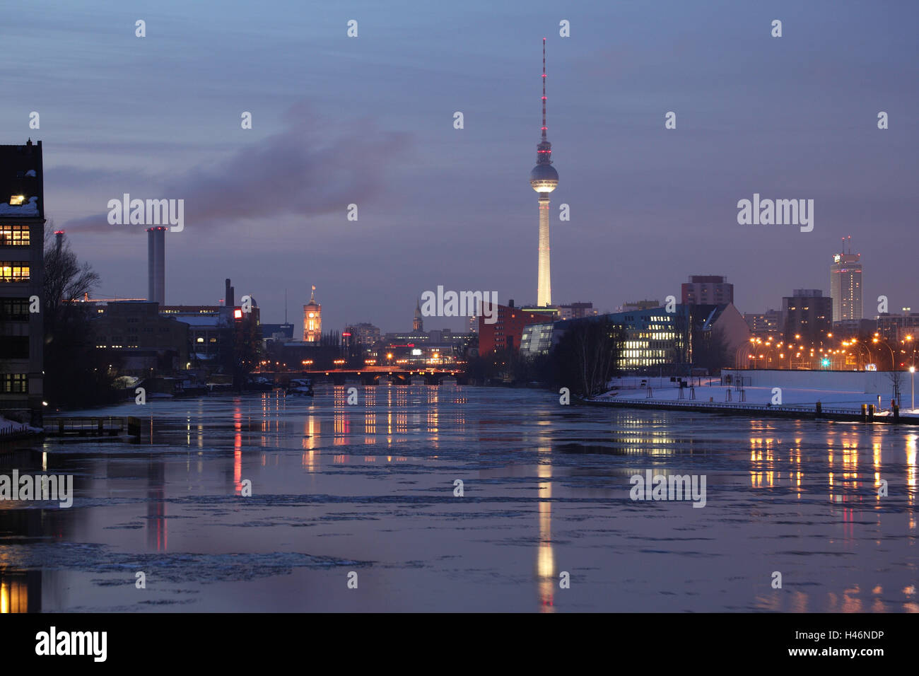 Deutschland, Berlin, Spree, Fernsehturm, Rotes Rathaus, die Spree, am Abend, Blick obere Baum Brücke, Stockfoto