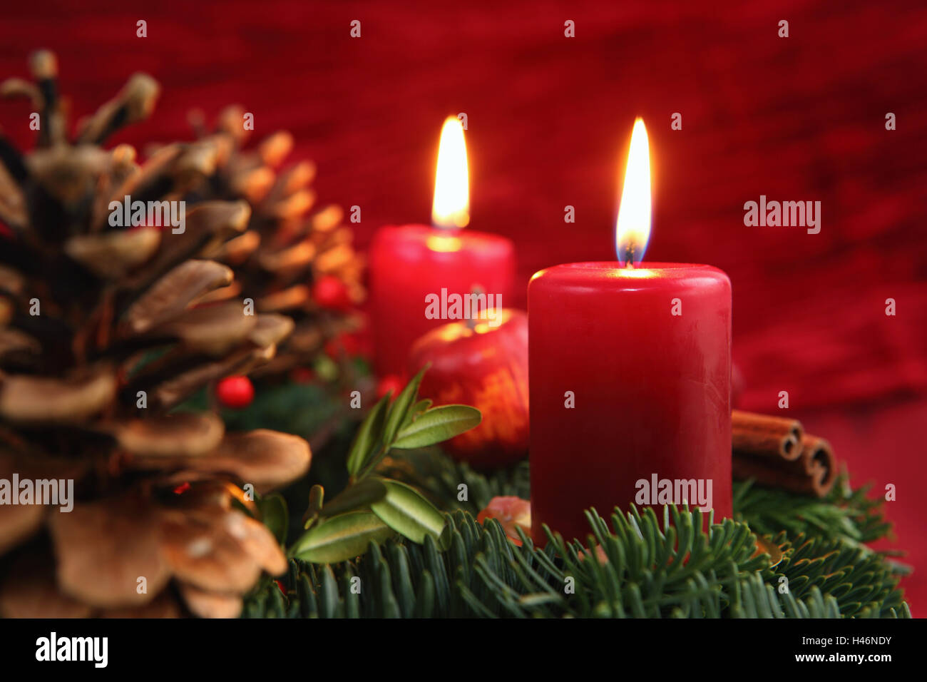 [30+] Bild Adventskranz 2 Brennende Kerzen