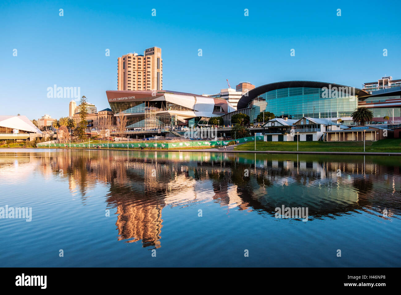 Adelaide, Australien - 11. September 2016: Adelaide Stadtzentrum von der Nordseite des Flusses Torrens in Elder Park gesehen. Stockfoto