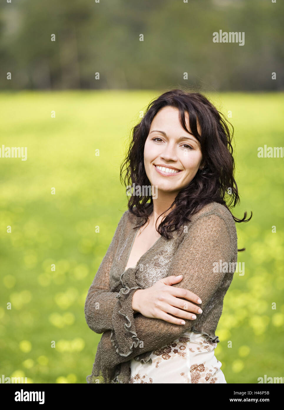 Frau, Spaziergang, Frühlingswiese, frische Luft, Sonnenschein, genießen, Lächeln, halbe Portrait Stockfoto
