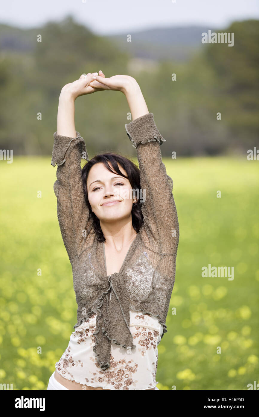 Frau, Spaziergang, Frühlingswiese, frische Luft, Sonnenschein, genießen, es smile, Arme hochrangige Passagen, halbe Porträt Stockfoto