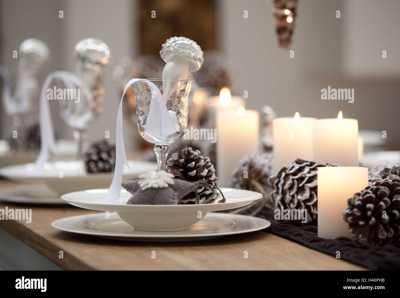 Gläser, Stecker, Platten, Kerzen, Weihnachtskugeln, Stockfoto