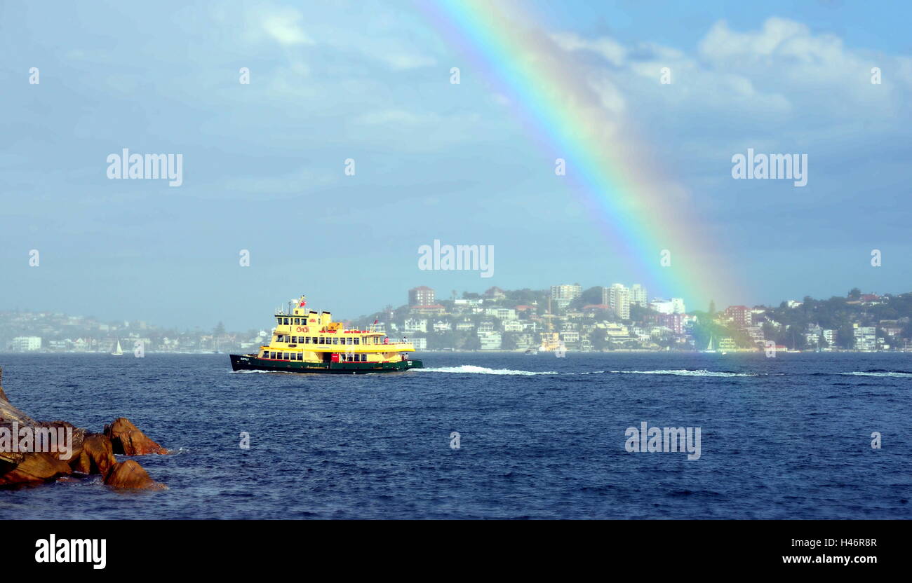 Sydney, Australien - 23. März 2013. Transport von Sydney Ferry Boot Richtung Sydney Cirqular Quay mit Passagieren an Bord während r Stockfoto