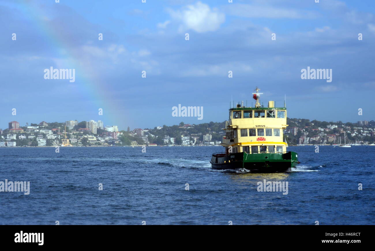 Sydney, Australien - 23. März 2013. Transport von Sydney Ferry Boot Richtung Sydney Cirqular Quay mit Passagieren an Bord während r Stockfoto