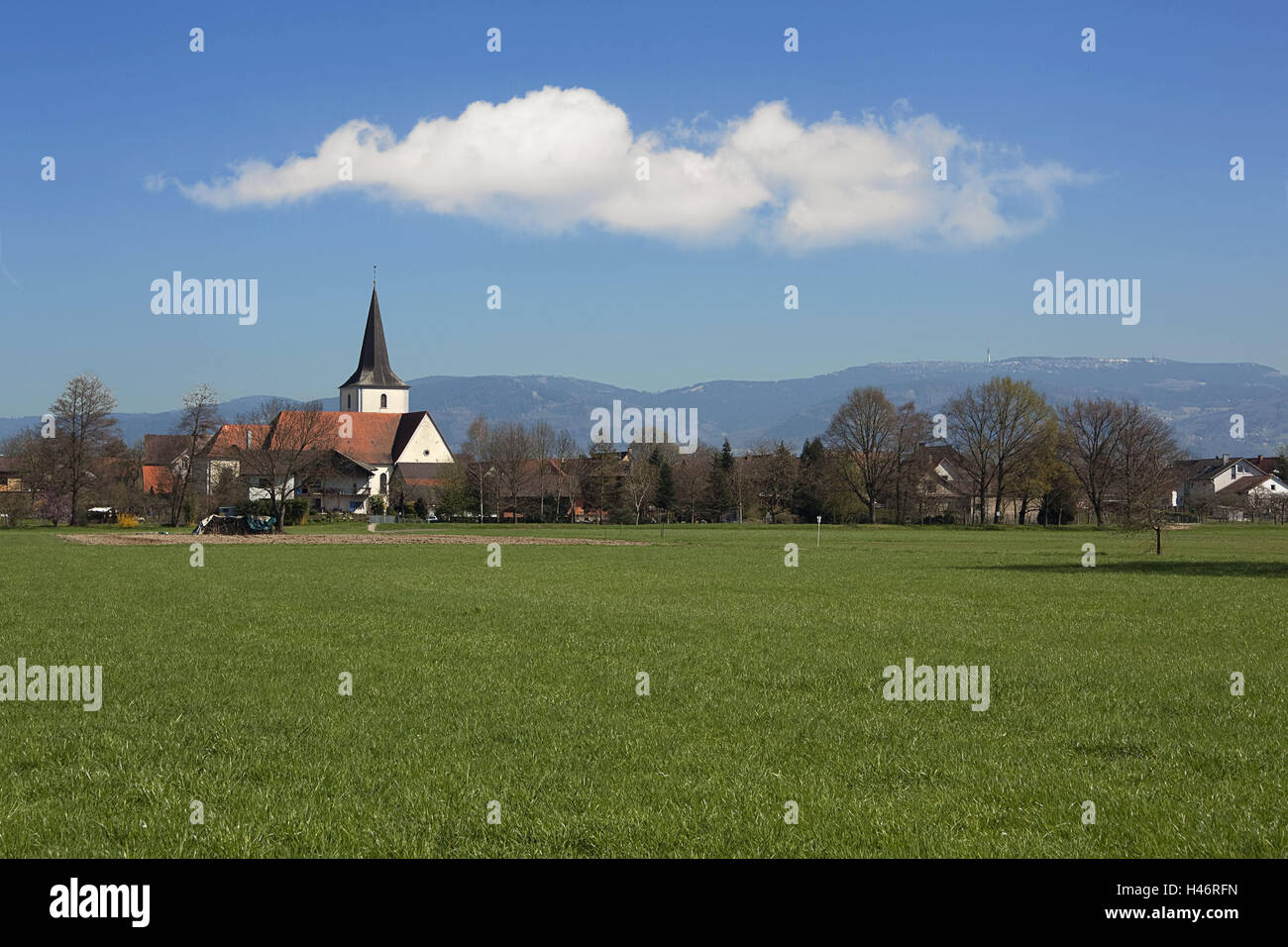 Deutschland, Baden-Württemberg, Nordschwarzwald, Gamshurst, Berge, Landschaft, Bauernhof, Kirche, Häuser, Schwarzwald, Frühling, glauben, Religion, Hornisgrinde, Sonnenschein, Wiese, Stockfoto