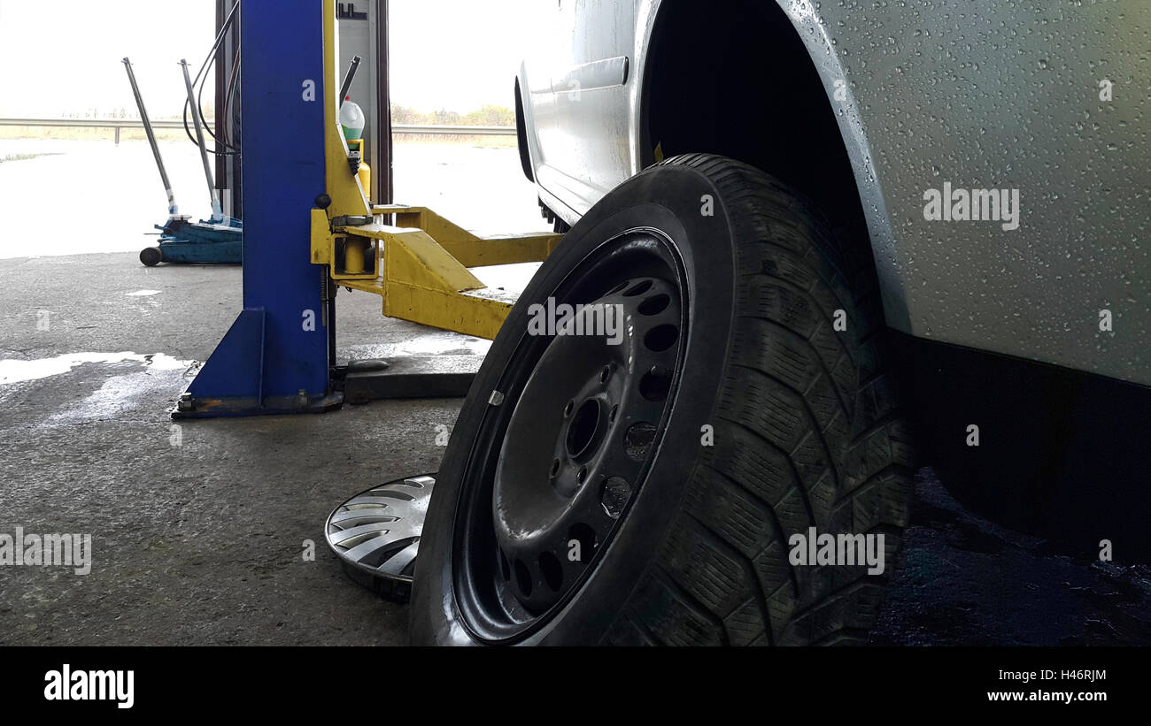 Sommer mit Winterreifen in einen Autoservice vor schlechtem Wetter Saison ändern Stockfoto