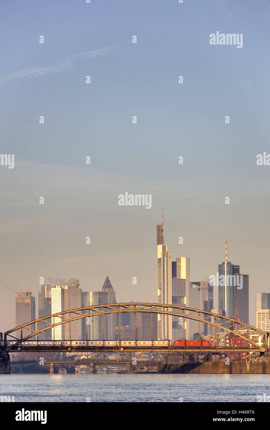 Deutschland, Hessen, Frankfurt am Main, Skyline, Zug, Brücke, Fluss, Stockfoto