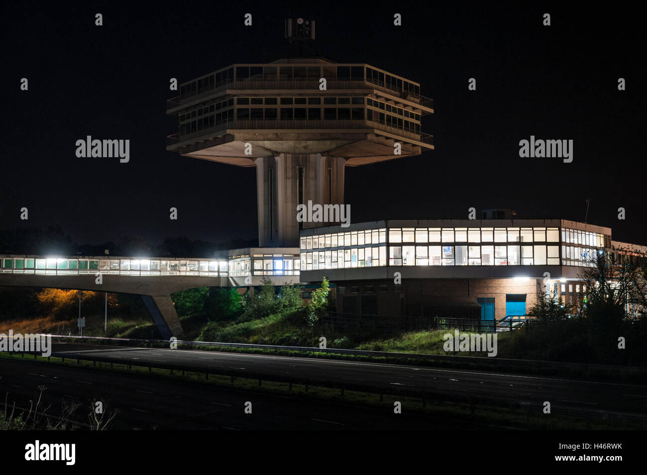 Lancaster (Forton) Dienstleistungen, UK, Autobahn M6 in der Nacht. Der Pennine Turmrestaurant (1965) steht unter Denkmalschutz (jetzt geschlossen) Stockfoto
