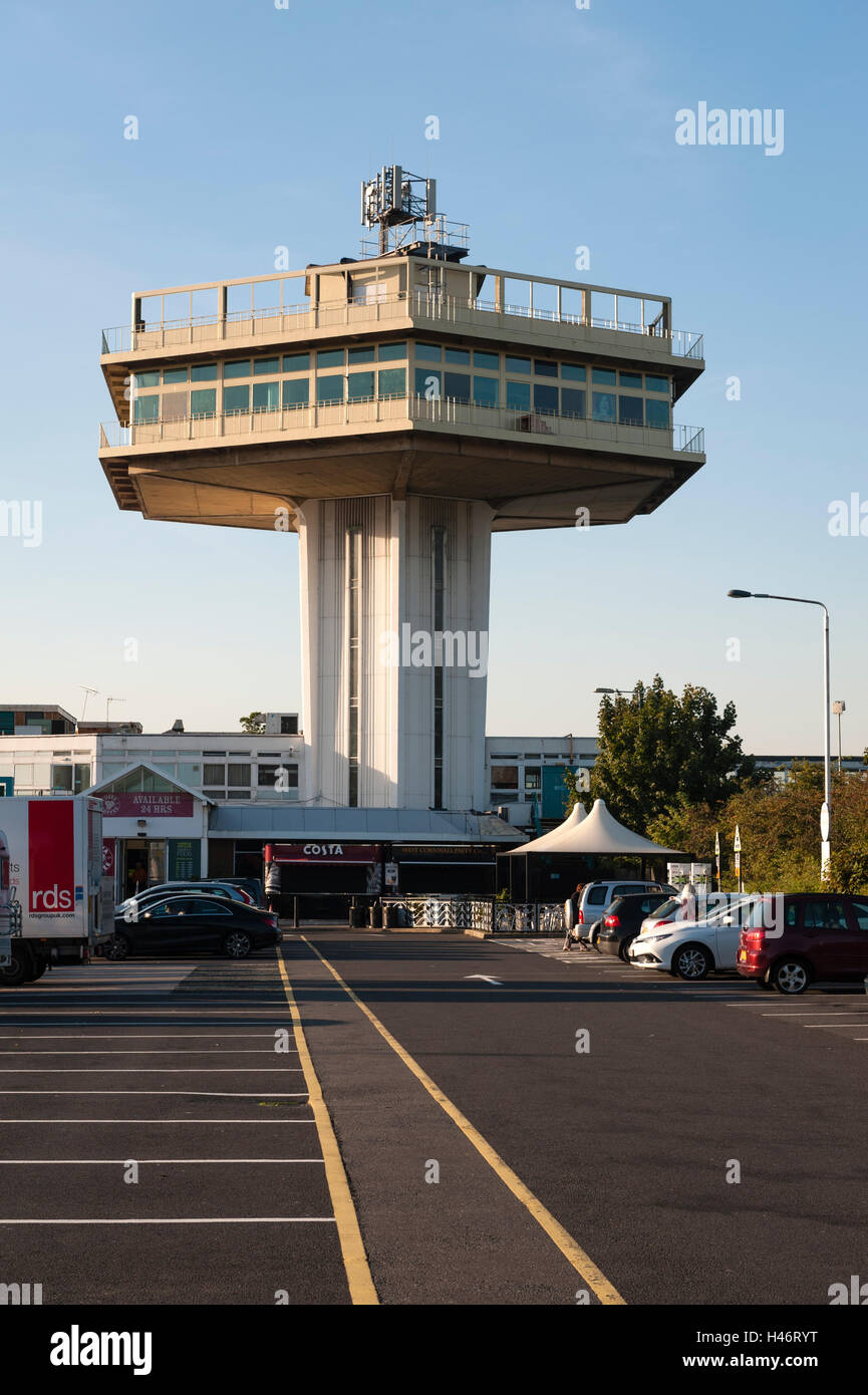 Lancaster (Forton) Dienstleistungen, UK, auf der Autobahn M6. Der Pennine Turmrestaurant (1965) steht unter Denkmalschutz (jetzt geschlossen) Stockfoto