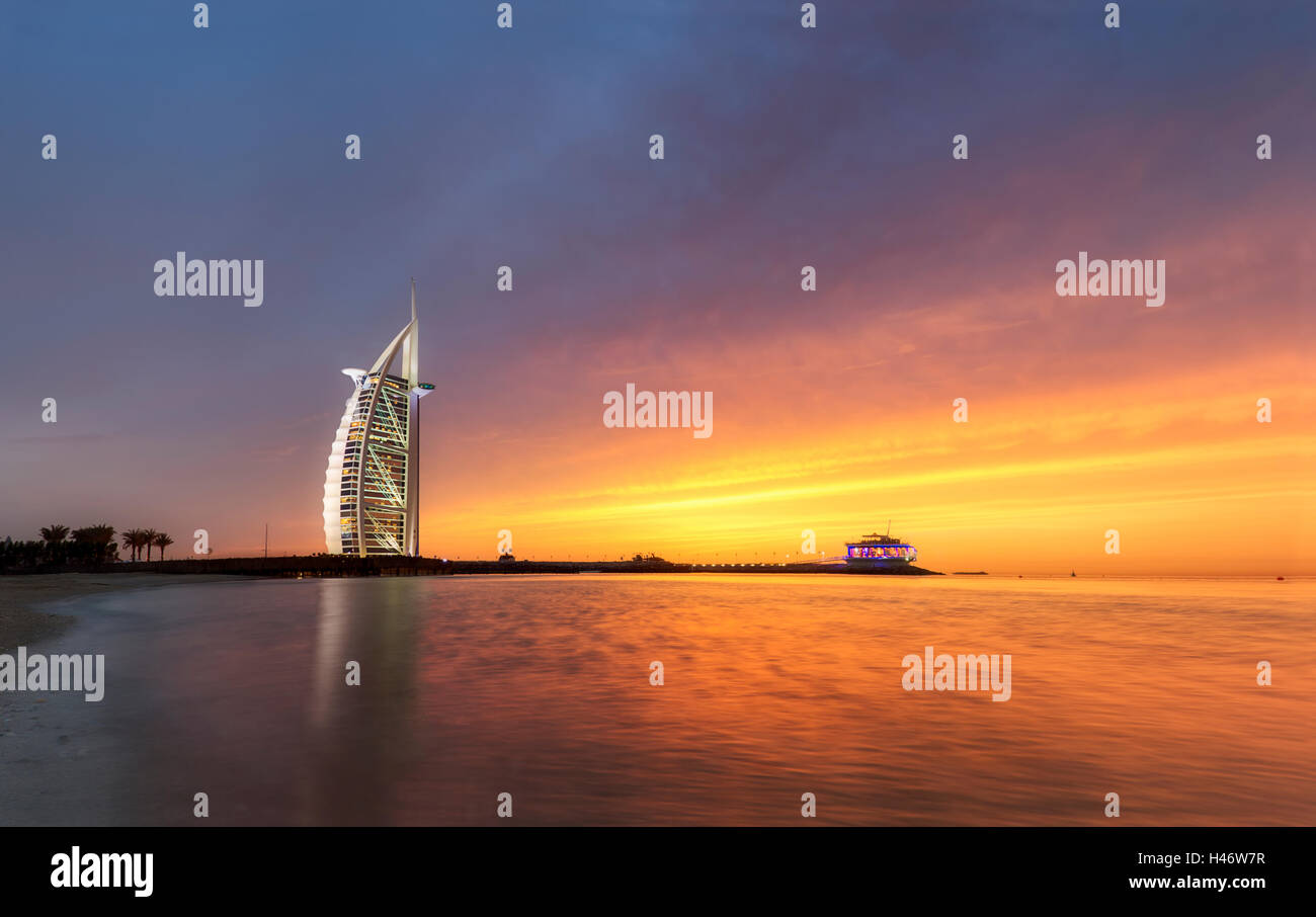 Burj Al Arab bei Sonnenuntergang, Dubai, Vereinigte Arabische Emirate Stockfoto