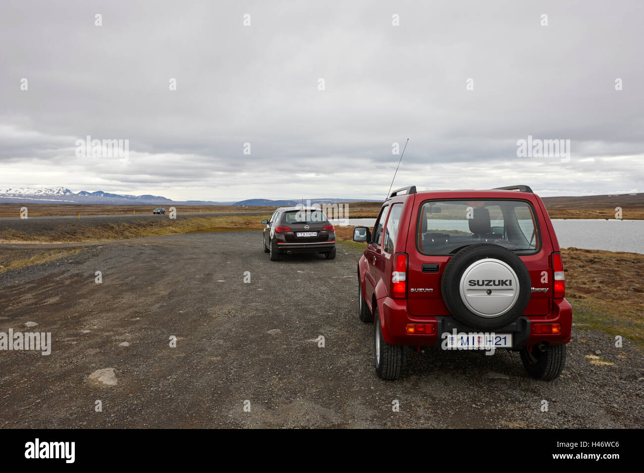 Suzuki Jimny 4 x 4 off Road Mietwagen an einem See in Thingvellir, Island Stockfoto