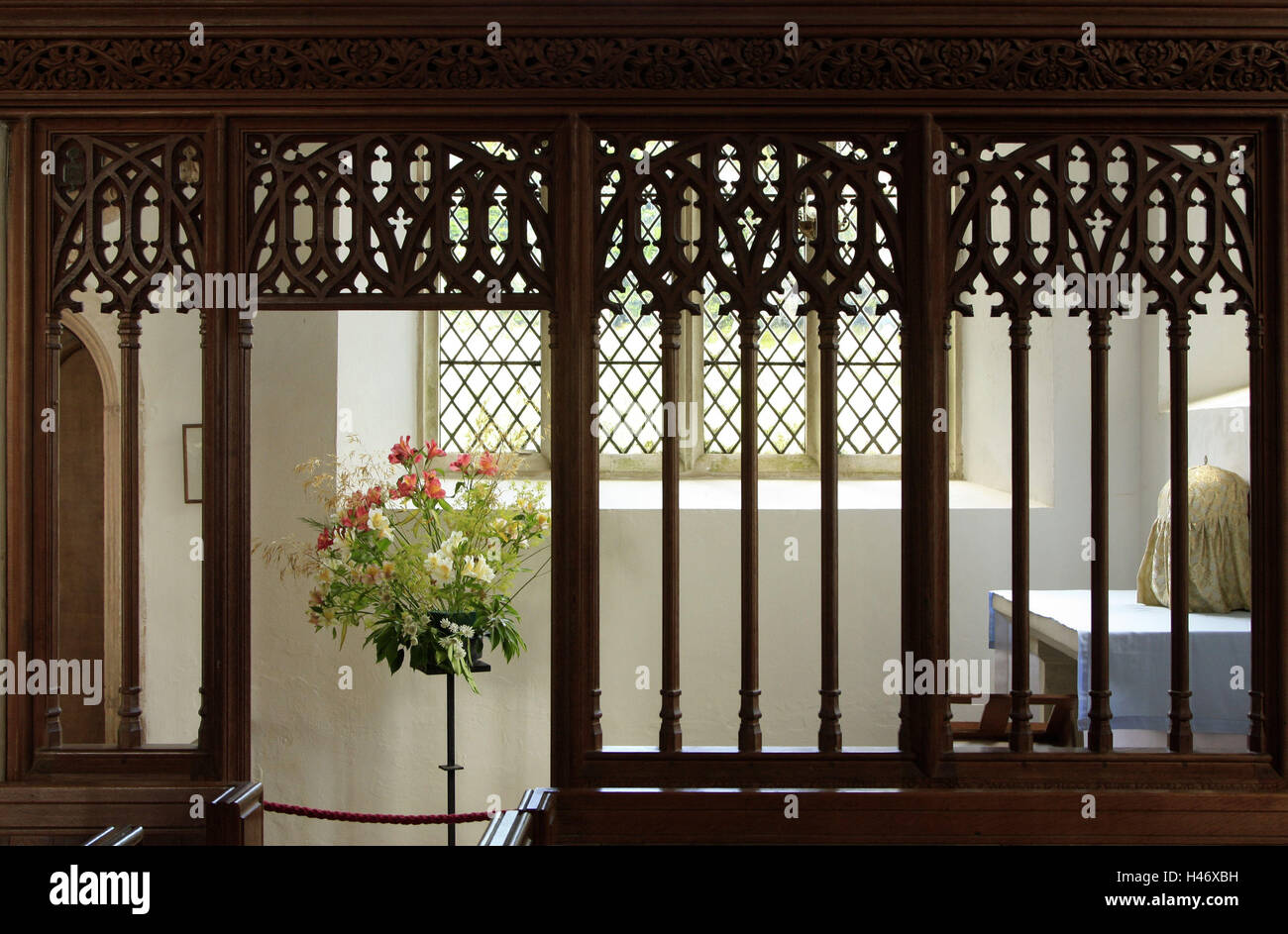 UK, Devon, Ashprington, Kirche, Blumenstrauß, England, Pfarrkirche, Fenster, Kirchenfenster, Kanzel, Altar, Lilie der Inkas, Lilien, Alstroemeria, glauben, Religion, Christentum, Stockfoto