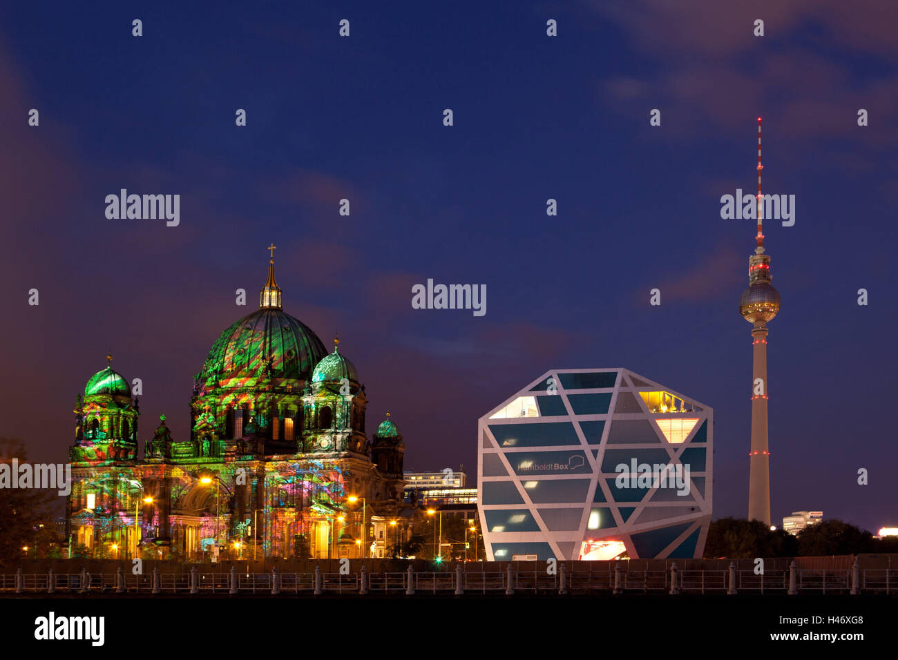 Berlin, Festival der Lichter in 2011, Berliner Dom (Berliner Dom), die Humboldt-Box und Fernsehturm, Abend, Stockfoto