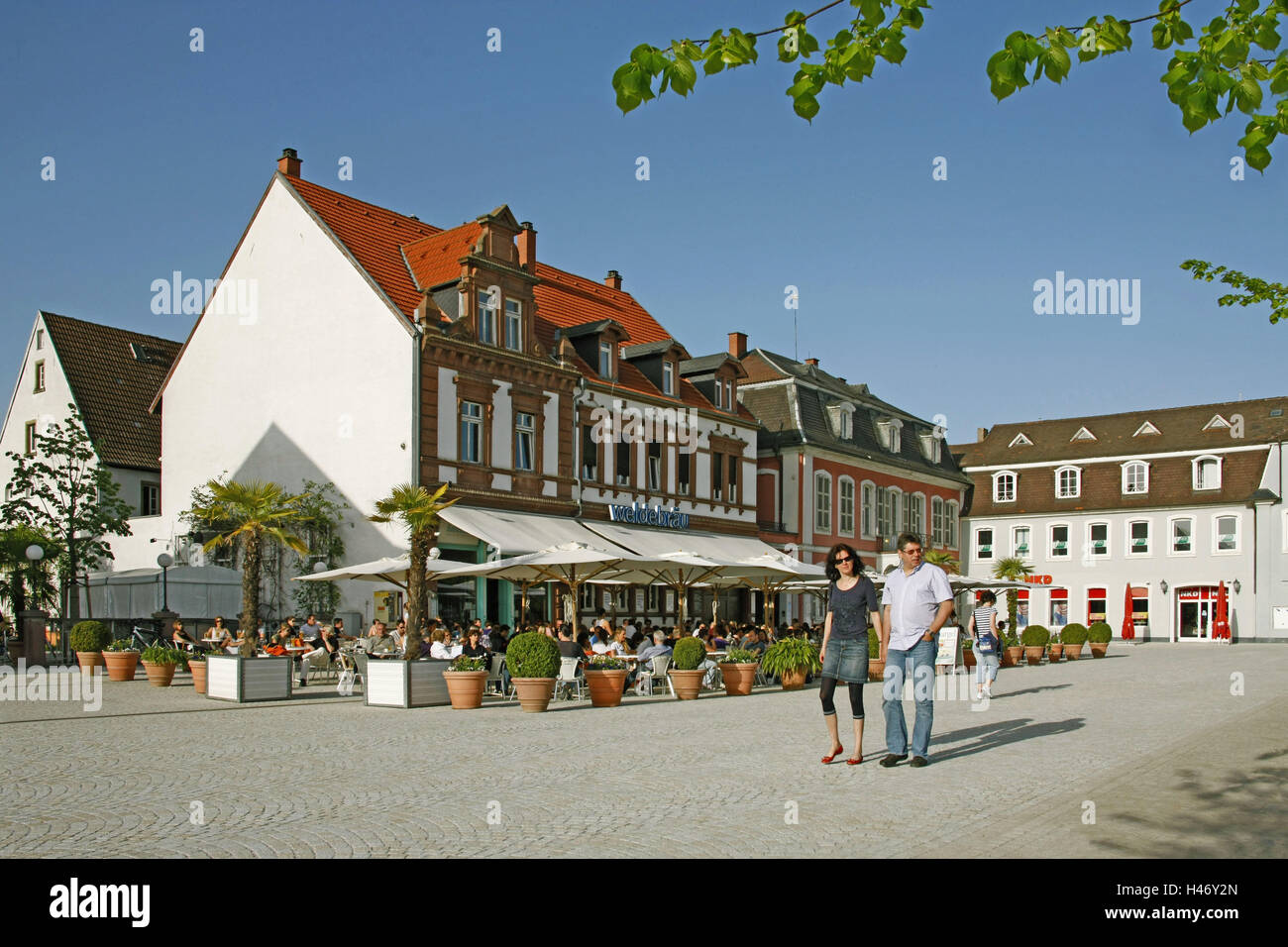 Deutschland, Baden-Wurttemberg, Schwetzingen, Schlossplatz, Straßencafé, Passanten, Stockfoto