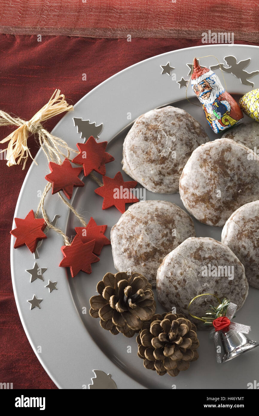 Elisen-Lebkuchen mit Zuckerglasur auf Weihnachtsteller, Stockfoto