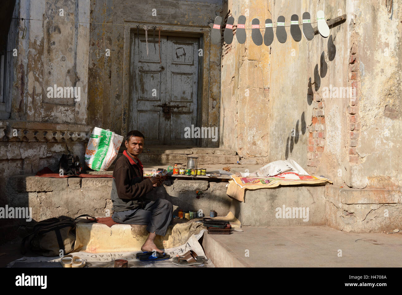 Ahmedabad, Gujarat, Indien - 26. Januar: Schuhmacher zur Festsetzung Schuhe in den Straßen der indischen Städte im indischen Unionsstaat Gujarat in Indien Stockfoto