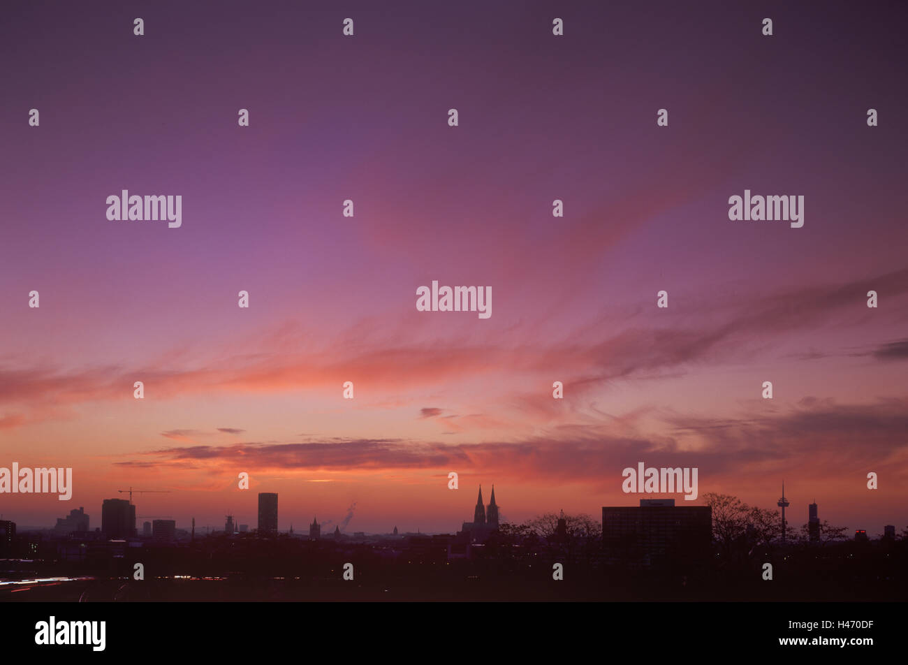 Deutschland, Nordrhein-Westfalen, Köln, Skyline mit Abendhimmel, Stockfoto
