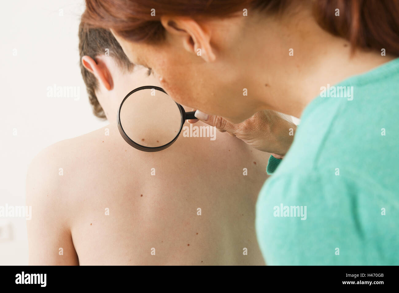Jugendlicher wird von einem Dermatologen untersucht, Stockfoto