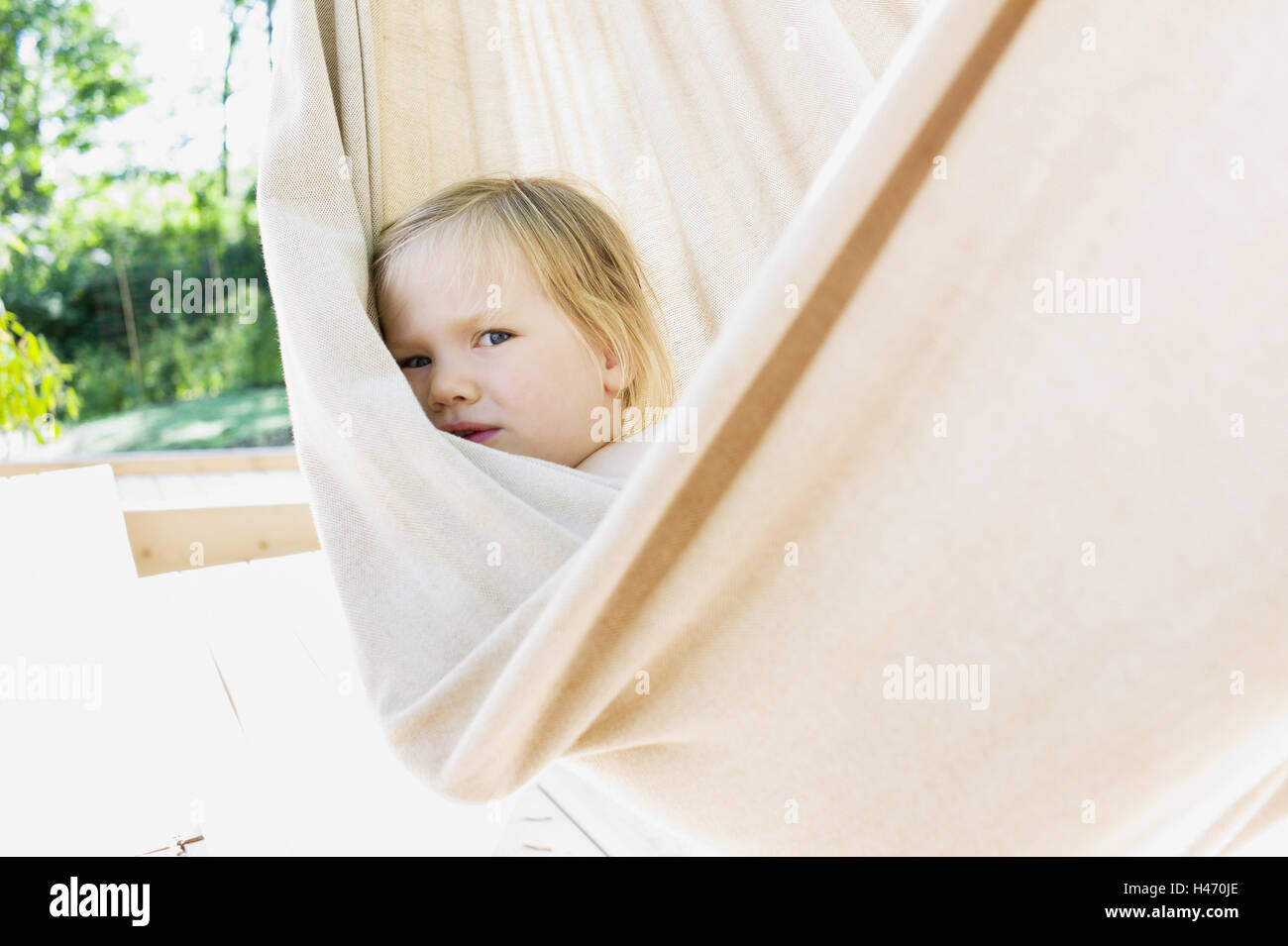 Kleinkind 2 1/2 Jahre alt, Hängematte, im Außenbereich Stockfoto