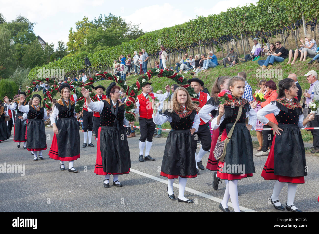 Thanksgiving-Weinlese-fest und traditionellen Trachtenumzug, Sasbachwalden, Schwarzwald, Baden-Württemberg, Deutschland Stockfoto