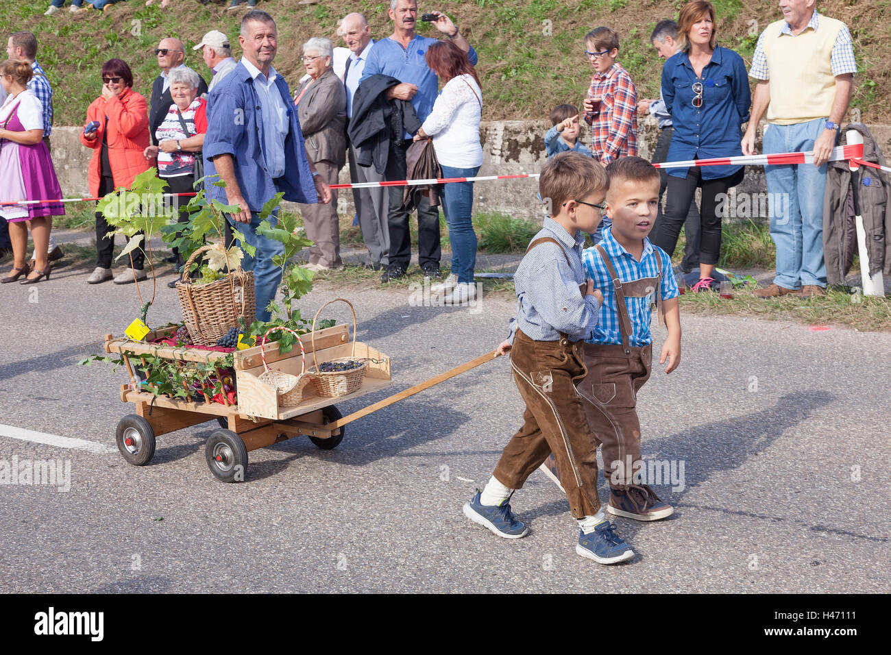 Thanksgiving-Weinlese-fest und traditionellen Trachtenumzug, Sasbachwalden, Schwarzwald, Baden-Württemberg, Deutschland Stockfoto