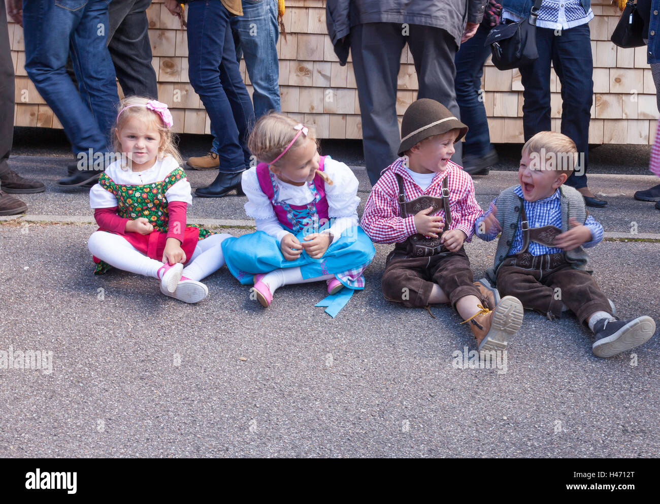 Vier kleine Kinder zu ernten, Feier und traditionellen Trachtenumzug, Sasbachwalden, Schwarzwald, Baden-Württemberg, Deutschland Stockfoto
