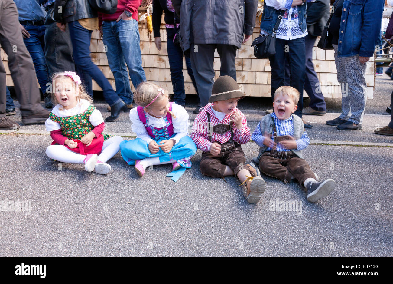 Vier kleine Kinder bei Feier und traditionellen Kostüm Parade, Sasbachwalden, Schwarzwald, Baden-Württemberg, Deutschland Stockfoto