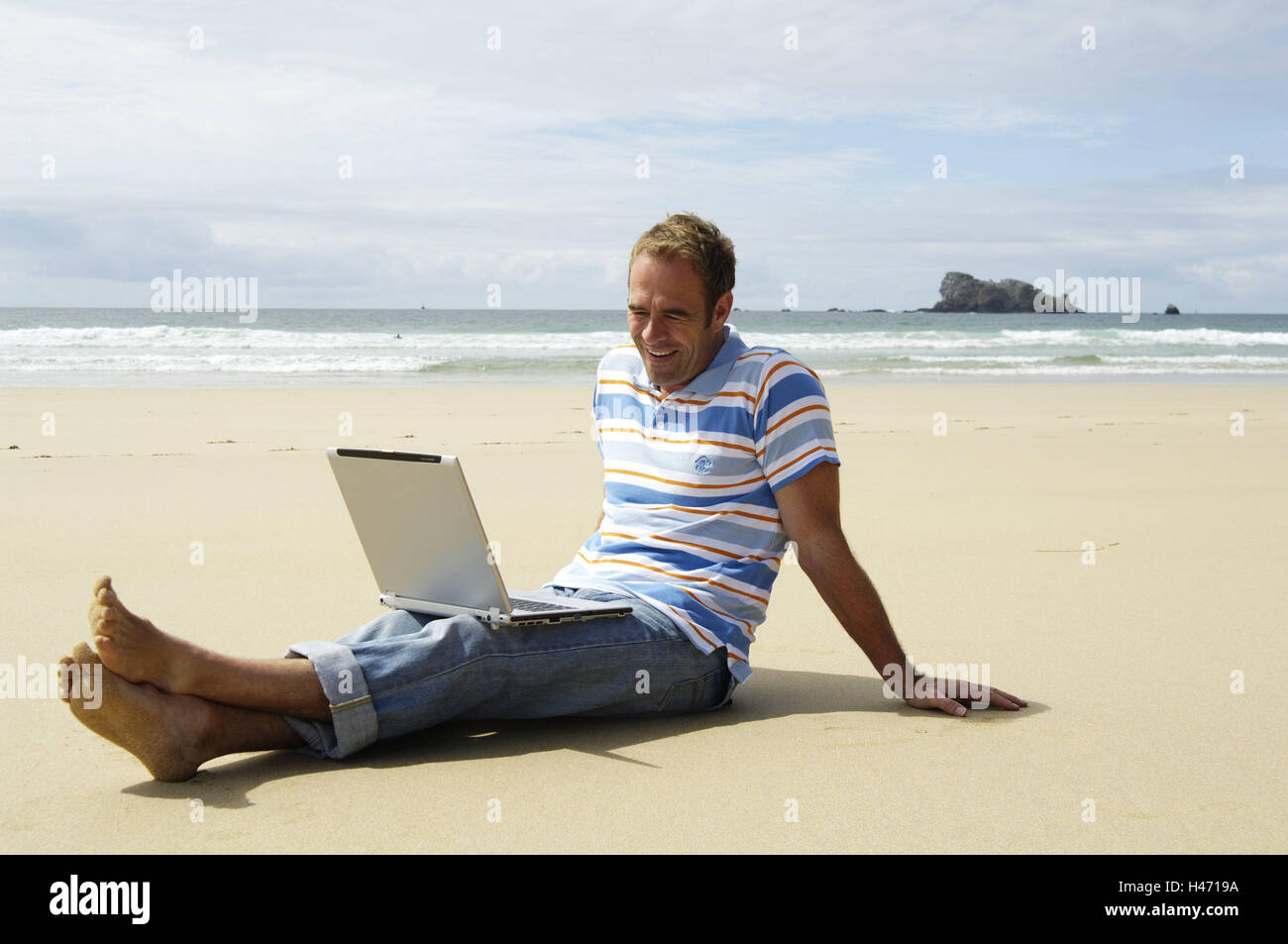 Strand, Mann, barfuß, Sit, Laptop, Person, Sandstrand, Meer, tragbare Computer, Wireless, Datenanforderung, Information, Internet surfen, Internet, Mobilität, Flexibilität, Barrierefreiheit, "Workaholic", Urlaub, Freizeit, Ruhe, Erholung, Sommer, draußen, Ganzkörper, Geschäft, Stockfoto