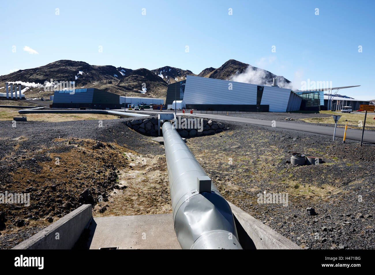 Heißwasserrohr führt nach Reykjavik von Hellishedi geothermische Kraftwerk Island Stockfoto