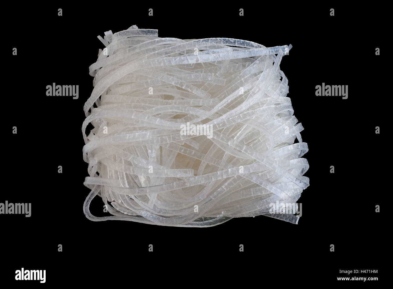 Feine chinesische Nudeln, roh, schwarzer Hintergrund, Nudeln, Pasta, asiatisch, exotische Reisen, Freisteller, Studioaufnahme, mittlere Nahaufnahme, Stockfoto