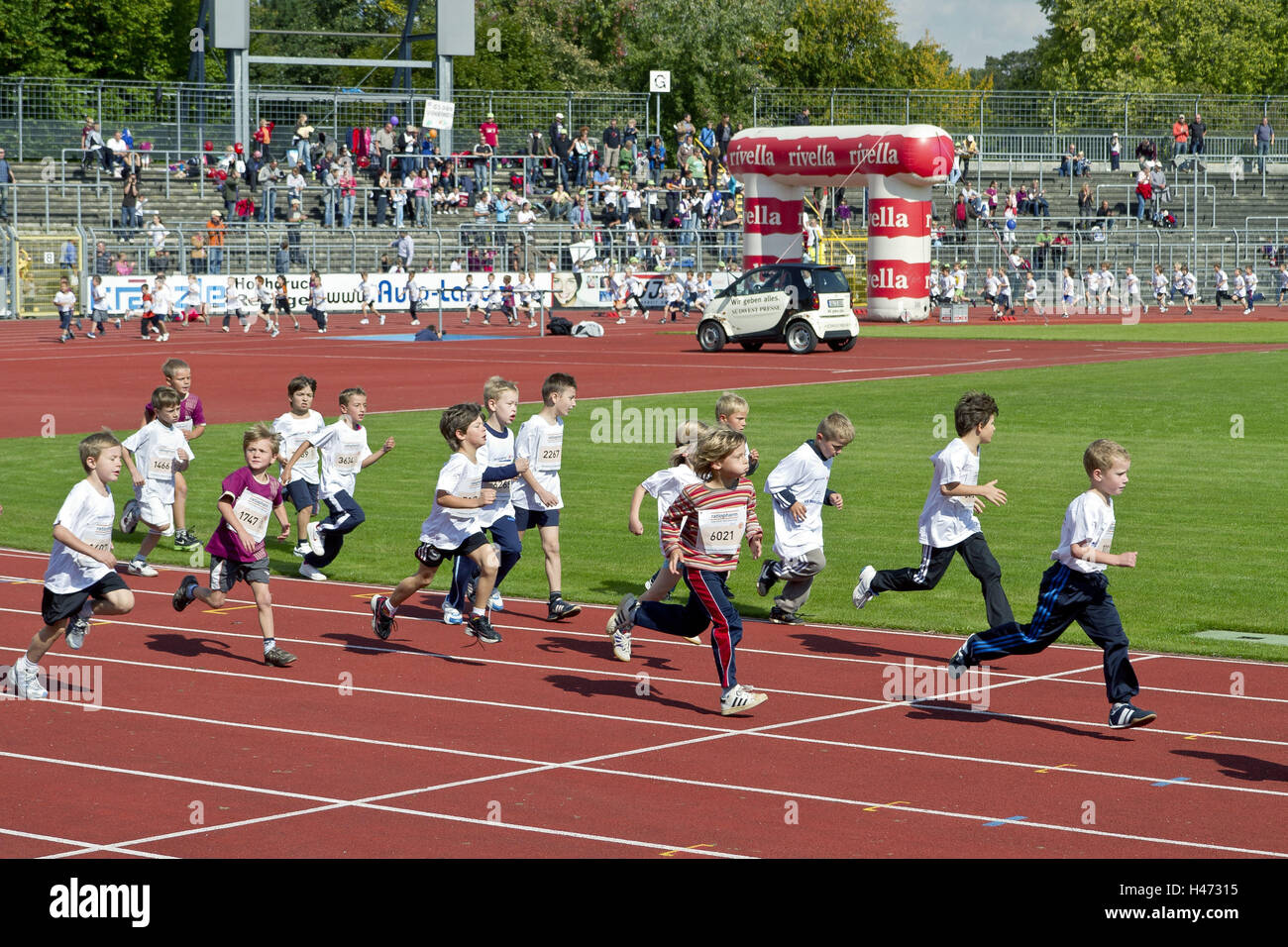 Deutschland, Baden-Wurttemberg, Ulm, Sport-Bereich, Einstein Marathon, junge, Süd-Deutschland, Europa, Sport, Breitensport, laufen, laufen laufen, Marathon, Marathon, Einstein Marathon, Kinder, viele, schnell, Ausdauer, Begeisterung, Spaß, Freude, Stadion, Stockfoto