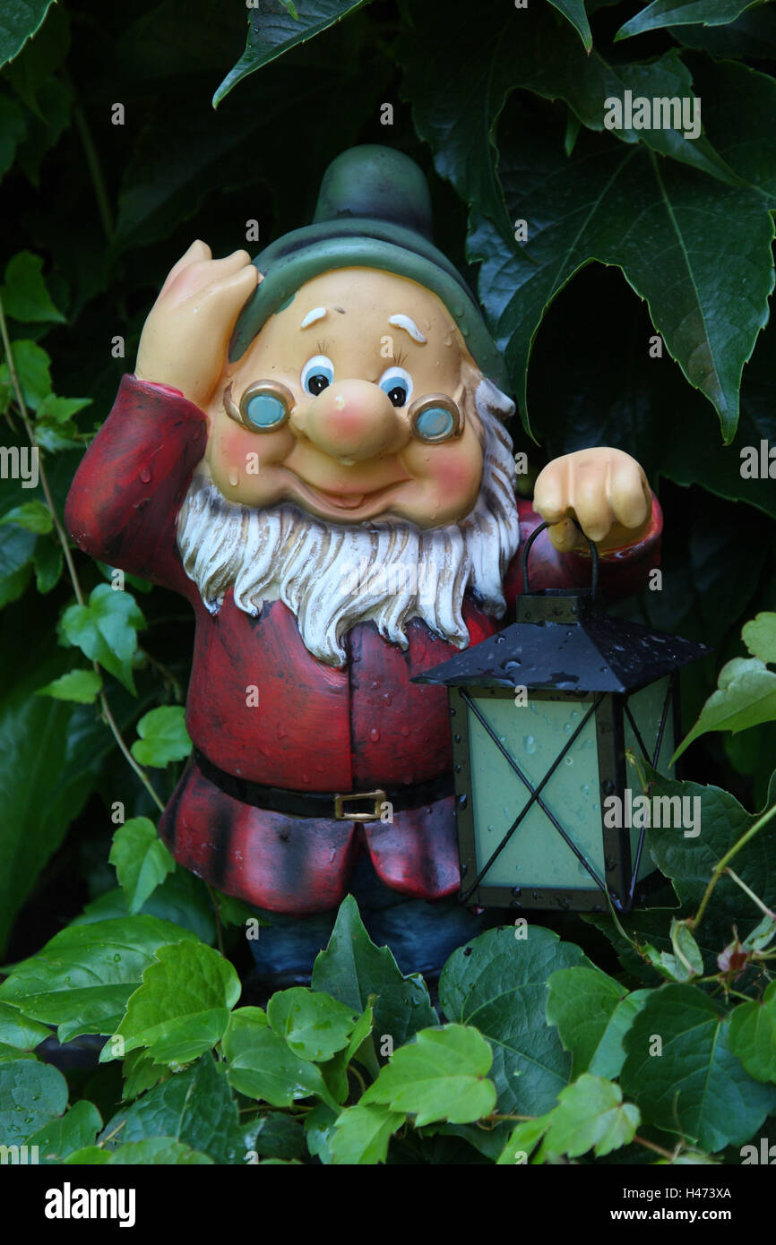 Gartenzwerg zwischen wilder Wein, Stockfoto