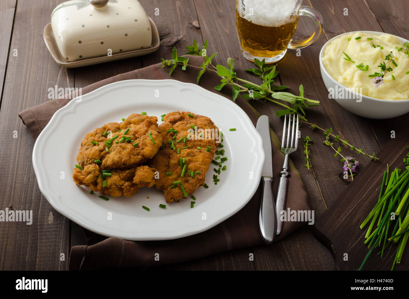 Schnitzel mit Kräutern, Kartoffelpüree und Schnittlauch Stockfotografie ... Schnitzel mit Kräutern, Kartoffelpüree und Schnittlauch Stockfotografie ...