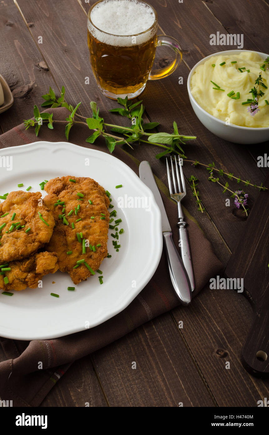 Schnitzel mit Kräutern, Kartoffelpüree und Schnittlauch Stockfotografie ... Schnitzel mit Kräutern, Kartoffelpüree und Schnittlauch Stockfotografie ...
