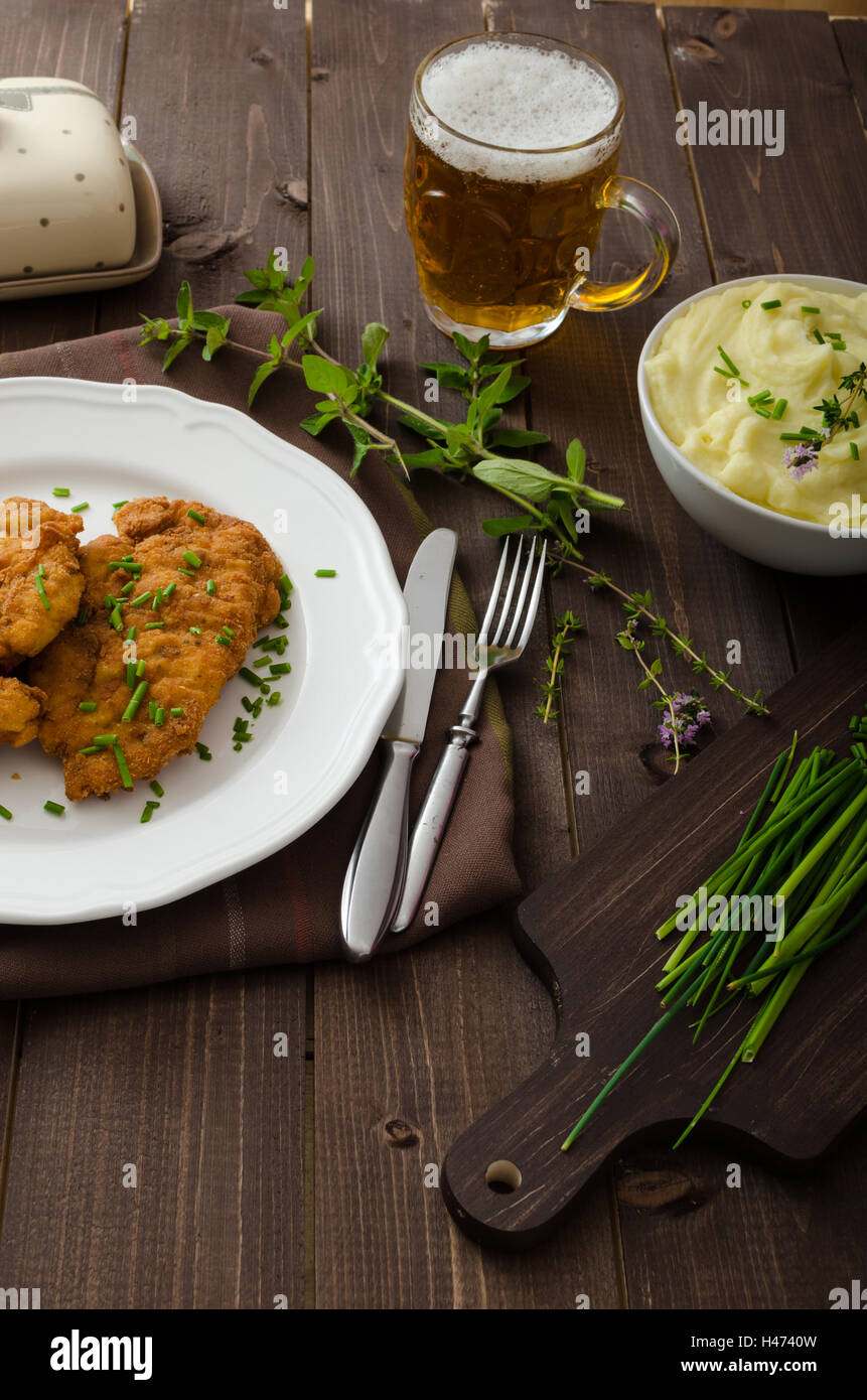 Schnitzel mit Kräutern, Kartoffelpüree und Schnittlauch Stockfotografie ... Schnitzel mit Kräutern, Kartoffelpüree und Schnittlauch Stockfotografie ...
